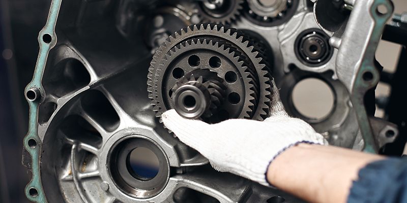 Ein Getriebe wird aus dem Auto gebaut