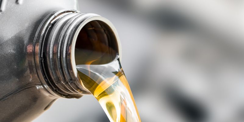 Öl wird aus einer Flasche geschüttet